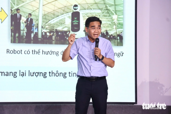 TS Hà Lê Như Ngọc Thành trình bày tham luận với chủ đề “Robot và hệ thống cơ điện tử trong sự phát triển của khoa học và đời sống” - Ảnh: LÊ HUY