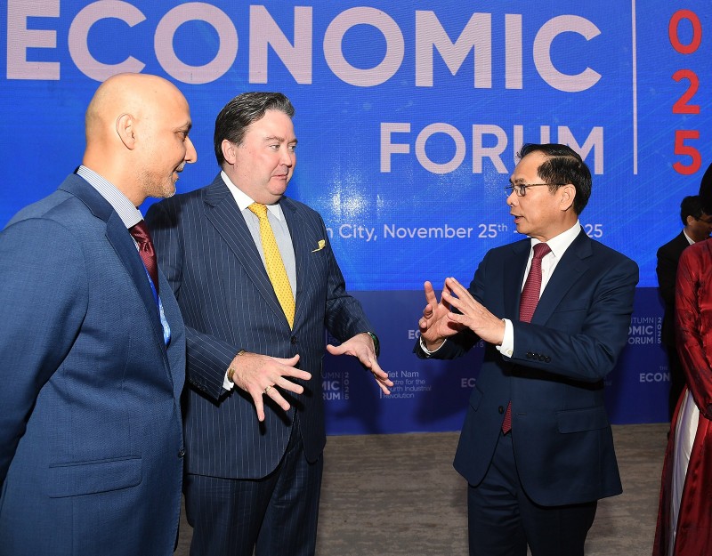 Phó Thủ tướng trao đổi với các đại biểu tại buổi làm việc. Nguồn: VGP.