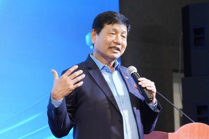 Chủ tịch FPT Trương Gia Bình phát biểu tại hội nghị, tối 8/2. Ảnh: An Phương