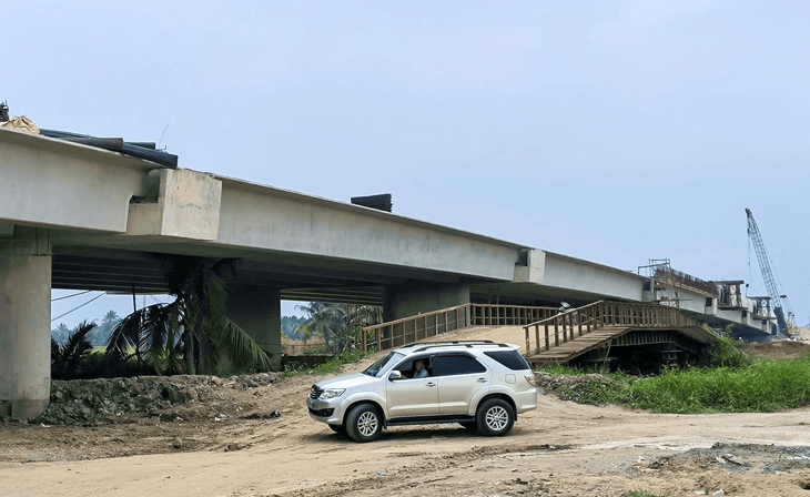 Công trường hạng mục cầu qua kênh Thầy Thuốc, thuộc gói XL10 dự án vành đai 3 TP.HCM. Ghi nhận chiều 6-3 - Ảnh: ĐỨC PHÚ