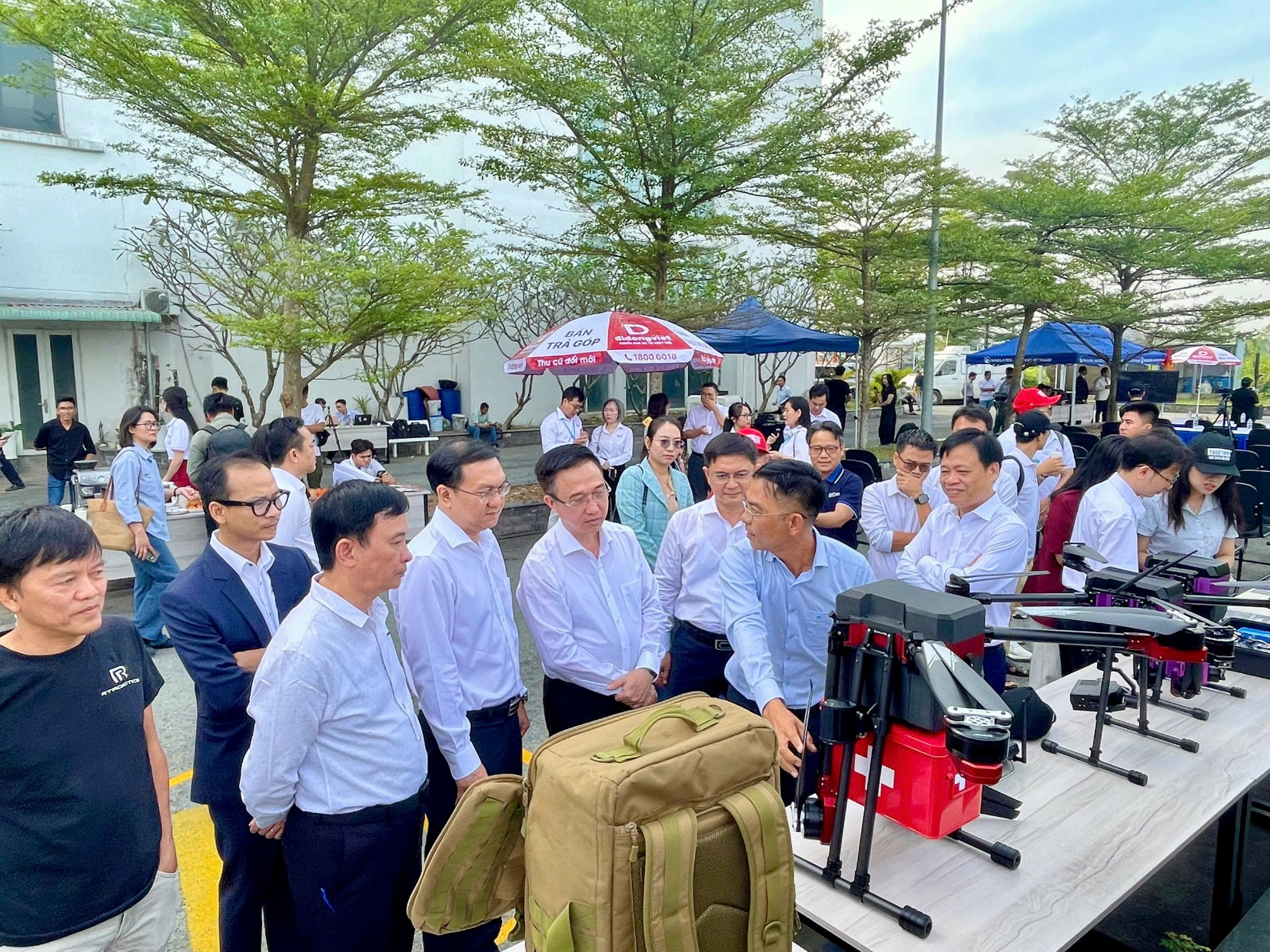 Hình 2 – (áo trắng, từ trái qua) Đồng chí Nguyễn Kỳ Phùng, Đồng chí Lâm Đình Thắng, Đồng chí Đặng Minh Thông, Đồng chí Nguyễn Mạnh Cường, Đồng chí Lê Quốc Cường nghe Ông Trần Anh Tuấn (áo xanh) giới thiệu về UAV của Công ty Saolatek