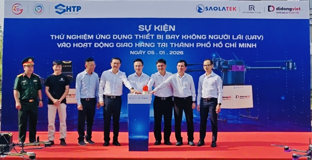 Hình 5 – Các đại biểu thực hiện nghi thức kích hoạt UAV (từ trái sang phải): đồng chí Lâm Đình Thắng, đồng chí Đặng Minh Thông, đồng chí Nguyễn Mạnh Cường và đồng chí Nguyễn Kỳ Phùng.