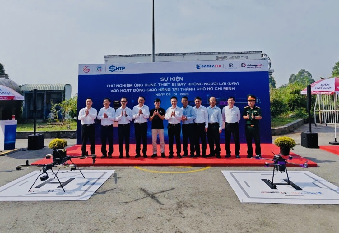 Hình 6 – Các đại biểu tại phiên bế mạc tại Sự kiện, và hai UAV kéo hàng bay thử nghiệm tại sự kiện.