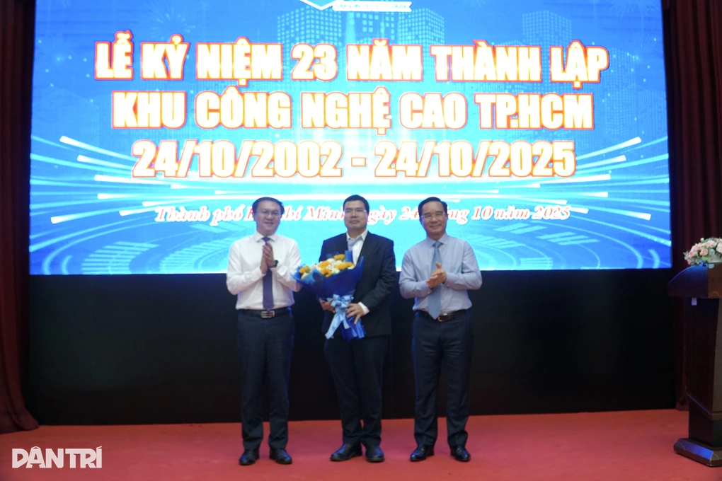 Chủ tịch UBND TPHCM Nguyễn Văn Được và Giám đốc Sở Khoa học Công nghệ TPHCM Lâm Đình Thắng trao các quyết định cho Trung tâm Nghiên cứu triển khai Khu Công nghệ cao (Ảnh: Xuân Đoàn).