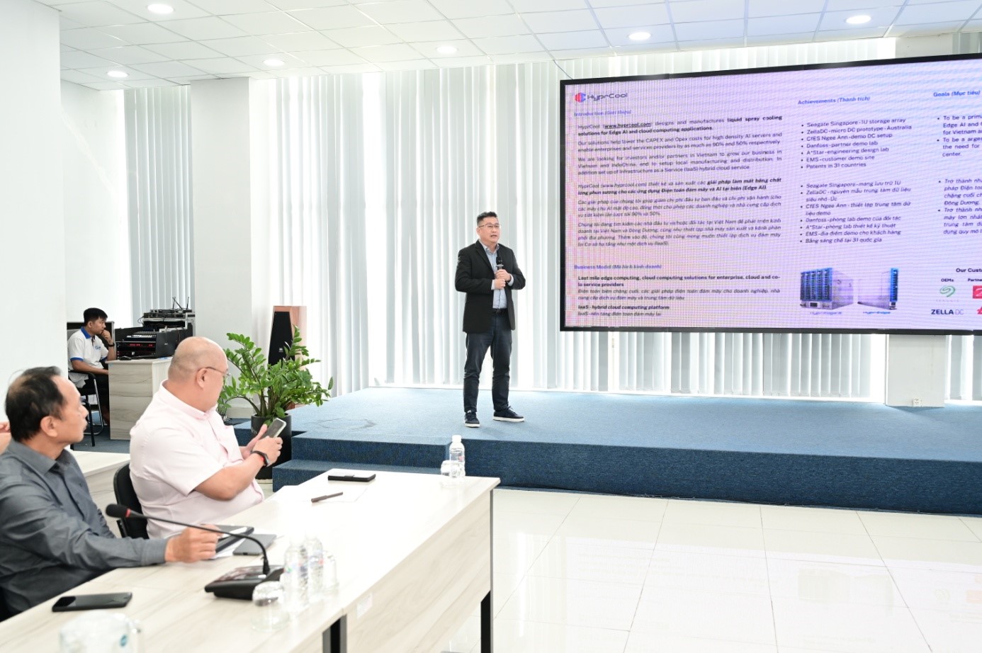 Đại diện startup HyprCool giới thiệu về giải pháp làm mát bằng chất lỏng cho data center