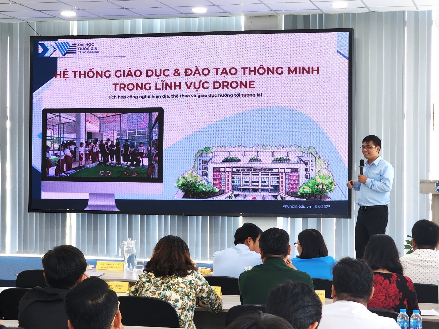 ThS. Bùi Quốc Anh, Giám đốc Trung tâm dữ liệu, Đại học Quốc gia Thành phố Hồ Chí Minh trình bày tham luận tại Hội thảo