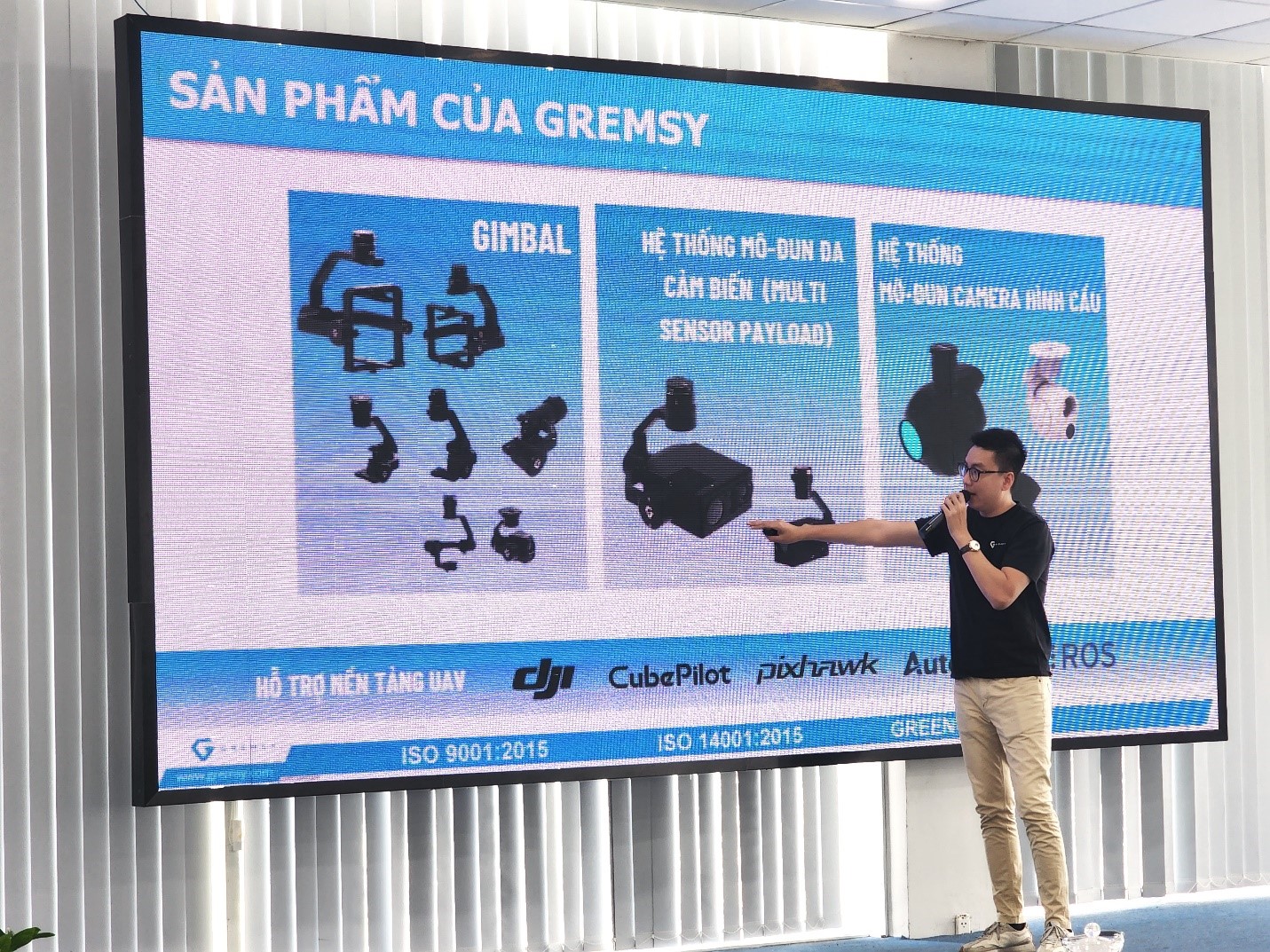 Ông Nguyễn Hoàng Minh, Trưởng phòng Marketing, Công ty Cổ phần Gremsy phát biểu tham luận tại Hội thảo