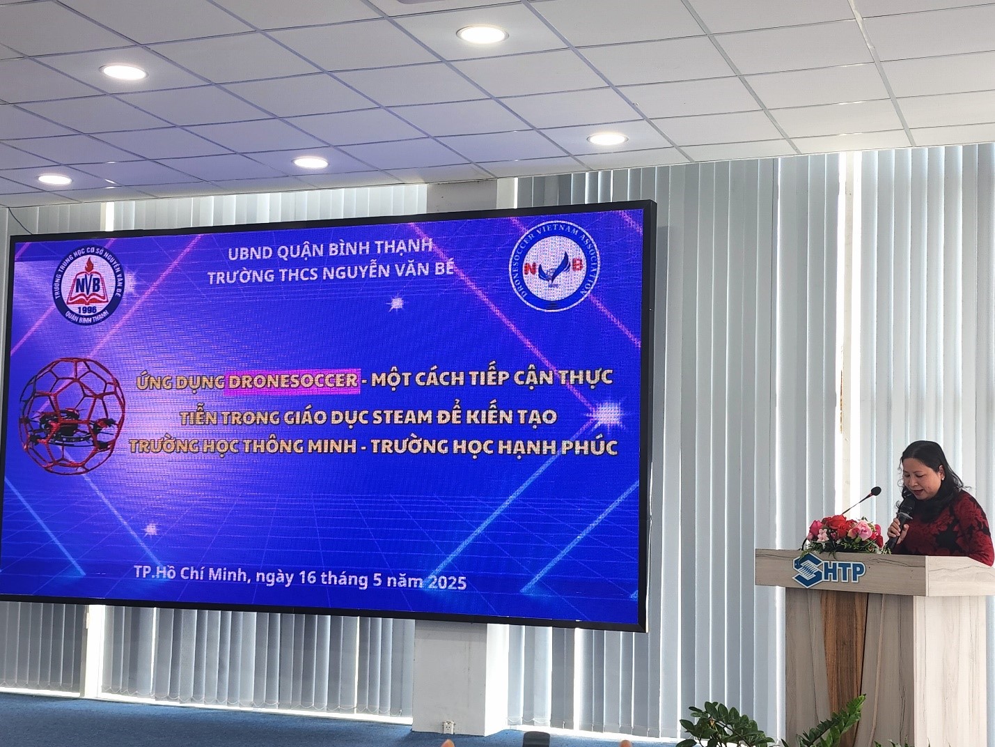 Cô Đinh Thị Thiên An, Hiệu trưởng Trường THCS Nguyễn Văn Bé phát biểu tham luận tại Hội thảo