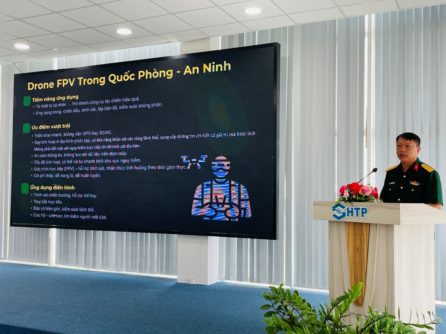 Thiếu tá Phạm Công Nguyên, Ban Chỉ huy Quân sự Quận Phú Nhuận trình bày tham luận tại Hội thảo