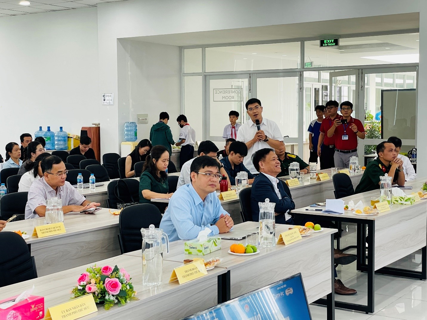 Các đại biểu phát biểu trao đổi với diễn giả tại Hội thảo