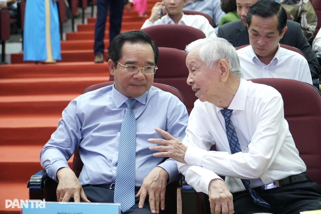 Chủ tịch UBND TPHCM Nguyễn Văn Được trao đổi với ông Phạm Chánh Trực, nguyên Phó Ban Kinh tế Trung ương, nguyên Phó bí thư thường trực Thành ủy TPHCM, nguyên Trưởng Ban Quản lý Khu Công nghệ cao (Ảnh: Xuân Đoàn).